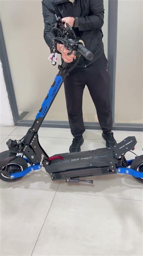 This Scooter Looks Heavy… But It’s Not 😳