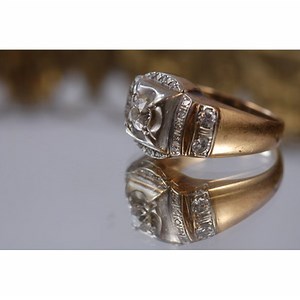 What Is the Tradition of Turning a Class Ring? | Synonym