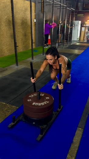 Box Santa Cruz on Instagram: "HYROX 🥁 Nueva clase grupal!! Te proponemos un entrenamiento para optimizar tu salud y desempeño deportivo con patrones de movimientos simples y poderosos. De Lunes A Viernes 15 Hs, y Martes y Jueves 20 Hs. Estructura de la clase: . Fuerza máxima en grupos musculares grandes (sentadillas, press plano, peso muerto) . WOD: entrenamiento planteado con protocolos de Crossfit (intermitentes, por rondas, por tiempo, por distancias), compuesto por movimientos propios de Hy