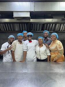 729K views · 39K reactions | A day in my life as a Kitchen Asistant...... Area, e get one guy job for here wey i dey envy, if you see wetin this guy dey do you go jealous am. #adayinthelife #realwarripikin #kitchenassistant #genesisrestaurant | Realwarripikin | Facebook