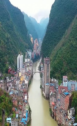 Stunning Cityscape: Panoramic Views of Mountainous Beauty