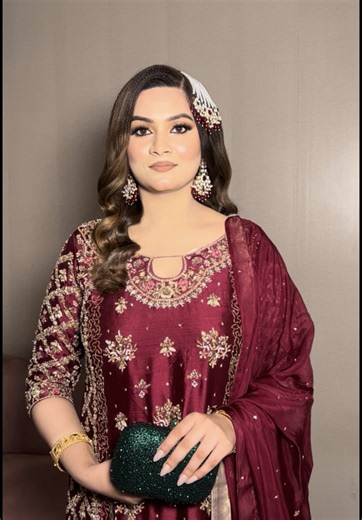 Get the perfect dewy party makeup look💓 Bookings are now open📩 Reserve your slot today📌 . . . . . . . . . . . . . . #baratmakeup #bridemaids #trendylook #trendyclothes #makeupinspiration #foryou #fypシ゚viral #mirpur_ajk🇵🇰🇬🇧