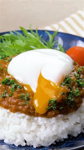 はごろもフーズ[公式] on Instagram: ". 本日ご紹介するはごろもレシピは、 『ミートソースでキーマカレー』👨‍🍳 パパッとレンジミートソースを使って簡単アレンジ👌 キーマカレー🥄がささっとできちゃいます✨ 🕘調理時間/約15分 🔥カロリー/約472kcal (1人分) ===================================== 〖材料〗1人分 ・パパッとレンジミートソース(130g)…1袋 ・カレー粉…小さじ1 ・ウスターソース…小さじ1/2 ・温かいご飯…150g ・温泉卵…1個 ・パセリ(みじん切り)…適量 ・お好みの野菜…適宜 ===================================== 〖作り方〗 ===================================== ①鍋にミートソース、カレー粉、ウスターソースを入れ、汁けがなくなるまで混ぜながら煮詰めます。 ②器にご飯を盛り、①をかけ、温泉卵をのせます。 ③パセリを散らし、お好みの野菜を添えます。 =================================