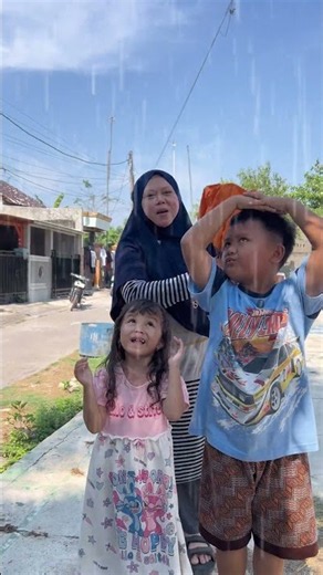 Kalo hujan pakai payung pake apa lagi