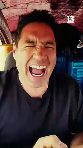 El13 on Instagram: "Pancho se fue todo emocionado cantando “Un Poco Loco” 🎶 y aprovechó de compartir algunos snacks con Jorge 😋😂 #SociosPorElMundo4 todos los viernes después de #T13Central por #El13 📲💻🖥"