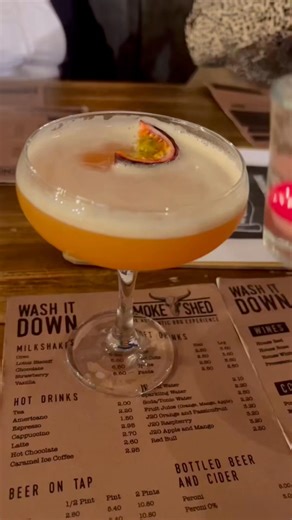 Mano nuomonė paprasta. Jei vyras kviečia į pasimatymą, vakarienę ar net jei tai vaikinas, su kuriuo draugauji – sąskaitą turėtų apmokėti jis. Ne todėl, kad moteris negali ar nenori – o todėl, kad tai vyrui suteikia orumo, džentelmeniškumo ir parodyto dėmesio pojūtį. Pastaruoju metu vis dažniau matau, kad „dalinamės per pusę“ tapo nauja mada… bet kažkur dingo romantika, pagarba ir vyriškas gestas. Aš už tai, kad vyras elgtųsi kaip vyras. Ir ne – čia ne apie pinigus, čia apie požiūrį. 💫 | Obniavk