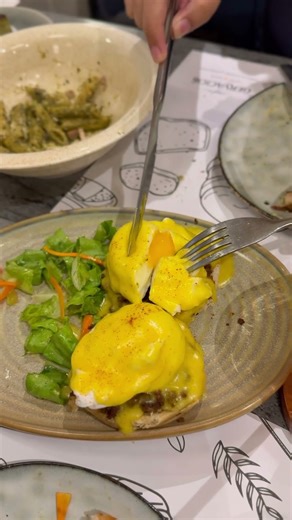 eggs benedict with a filipino twist! would u eat this? #shorts #fyp #food #filipino