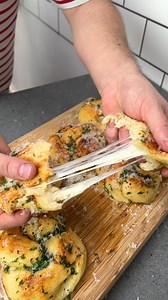 612K views · 17K reactions | Cheese-stuffed garlic bread knots - what's 'knot' to like? 龍 | Twisted | Facebook