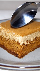 Gâteau graham, glaçage au café 1/2 tasse de beurre à température ambiante 1 tasse de sucre 3 oeufs, jaunes et blancs séparés 1 c. à thé d'essence de vanille 2 tasses de chapelure graham 2 c. à thé de poudre à pâte 1/4 c. à thé de sel 1 tasse de lait Préchauffer le four à 375°F. Beurrer un moule carré 9 pouces et réserver (pris un moule 9x13). Dans un bol, crémer le beurre et le sucre puis ajouter les jaunes d'oeufs et la vanille. Mélanger jusqu'à ce que le mélange soit homogène. Dans un autre bo