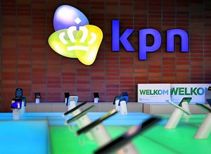 Royal KPN N :  KPN shares fall on fibre optic deal; takeover hopes fade