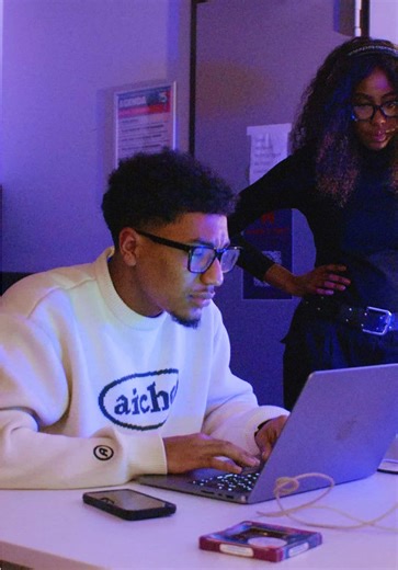 “Wanneer één artiest klaar is en de ander nog moet beginnen 😭✍️” @Choice.js #studio #humor #producer #music #bts