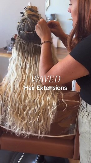 Laced Hair's WAVED line mimics your hairs natural curls! Who's obsessed?! 🙋🏼‍♀️ Work by @elissa_zehr #lacedhairextensions #wavedhair #wavyhair #naturalcurls
