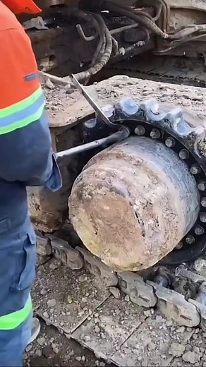 Easy way to open excavator sprocket #excavator #excavatoroperator #bulldozer #lorry #dumptruck #concrete #frontloader #backhoe #skidsteer #roadroller #crane #forklift #tractor #heavymachinery #agriculture #machine #equipment #heavyequipment #Philippines #Manila #malaysia #sabah #sarawak #kualalumpur #indonesia #jakarta #construction #earthmoving #grader #miri #hydraulicpump #usedexcavator #constructionlife #earthmoving #kawasakipump #constructionmachinery #tractor #backhoe #agriculture | Heavy P