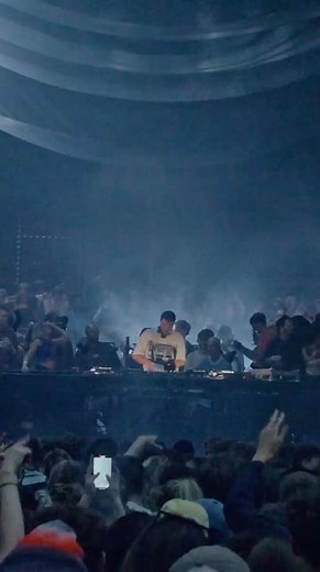 Fred again.. drops a SURPRISE JUNGLE EDIT live 😎