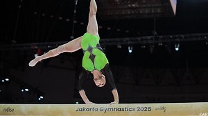 Russin Angelina Melnikova luistert terugkeer na uitsluiting op met goud in allroundfinale ondanks val op de balk | Sporza