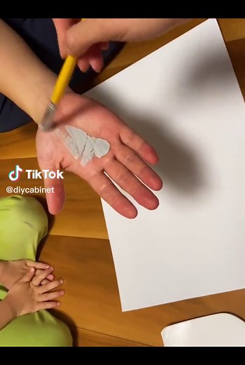 Hand print canvas with my family❤️#handprint #handprintart #handmade #family #viral #canvas #canvaspainting #couple #love #fyp #foru #tiktokmademedoit