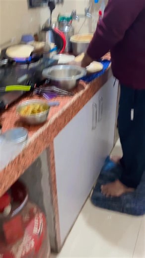 Mithi Mukund ki duniya on Instagram: "हमेशा पति पत्नी मिलबाटकर काम करे 🙏🏻👀#instagram #reels #facebook #love"