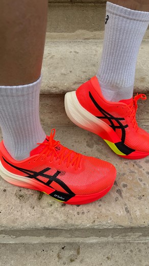 Dorian Louvet on Instagram: "Unboxing ASICS Metaspeed Sky 3 Paris Ton avis ? Elles seront a mes pieds dimanche au semi marathon de Lille !!"