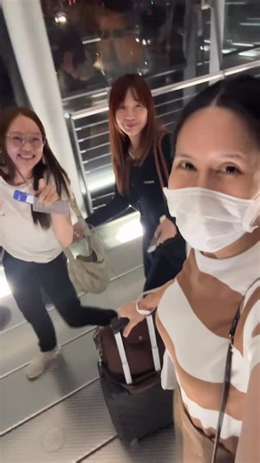 Bridal makeup trip to India 🇮🇳 Bridal: @joanna.conde Makeup: @gracemakeup_th Hair: @hairstyle_by_toey Interpreter: @lilmissyhongy . . . #ช่างแต่งหน้ามืออาชีพ #ช่างแต่งหน้าเจ้าสาว #ช่างแต่งหน้าทำผมเจ้าสาว #ช่างแต่งหน้าเจ้าสาวมืออาชีพ #เจ้าสาวงานเช้า #เจ้าสาวงานเย็น #เจ้าสาวอิสลาม #ช่างแต่งหน้าพรีเวดดิ้ง #ช่างแต่งหน้าไปงาน #ช่างแต่งหน้าออกงาน #ช่างแต่งหน้ารับปริญญา #ช่างแต่งหน้าทำผมรับปริญญา #ช่างแต่งหน้าเพื่อนเจ้าสาว #แต่งหน้าสมัครแอร์ #แต่งหน้ารับปริญญา #แต่งหน้าเจ้าสาว #แต่งหน้าพรีเวดดิ้ง #แต