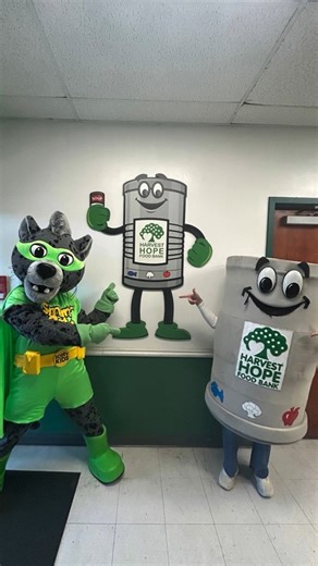 Smart Cat and South Carolina ETV came to our Columbia location to meet Cool Can Sam, volunteer, and spread a little joy to our neighbors!🤜🤛 😺🥫💚 | Harvest Hope Food Bank