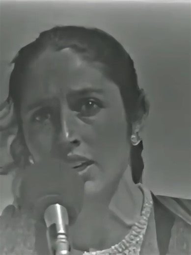 Joan Baez: Blowin' in the Wind Performance in France '71