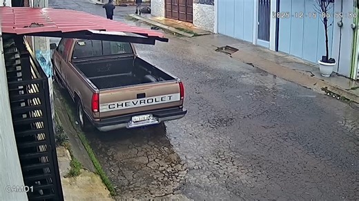 ¡TULANCINGO BAJO ACECHO! 🚨🚗 Revelan videos del agresivo "modus operandi" de los robacoches La inseguridad no da tregua en Tulancingo. En lo que va de 2025, este municipio se ha consolidado como uno de los puntos más críticos para los dueños de autos y motocicletas, con cifras que han encendido todas las alertas ciudadanas. Cifras que aterran en este 2025: 📉😱 Robo de autos: Solo en el primer semestre se denunciaron 100 casos, lo que significa que roban un coche casi cada dos días. Motos en la