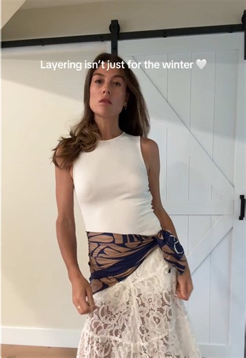 Proof that a pareo can completely transform your outfit #effortlessstyle #stylehack #pareo #sarongstyling