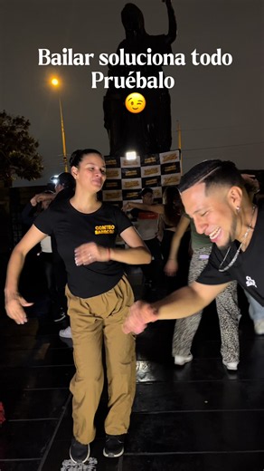 Siempre disfrutando: baile y timba en vivo