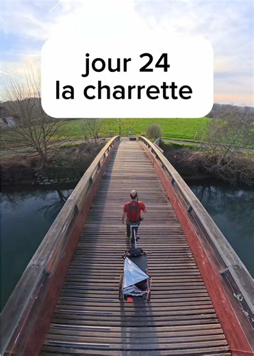 Jour 24, Tarbes - Bayonne à pied. Nous avons quitté notre colline pour nous rendre à Ustaritz à quelques kilomètres plus loin. Un sentier des plus agréables, légèrement en descente, avec le soleil qui tapait dans notre dos c’était fort plaisant. Cependant, une fois arrivé dans le village, aux allures de ville presque, c’était très urbain. Pas spécialement moche non plus ! Du coup nous ne nous sommes pas attardé et avons poursuivi notre route pour rejoindre les bords de la Nive, bien plus intéres