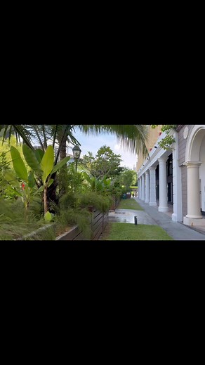 2025年11月6日，上午10点半，天空晴朗，气候宜人。我在Armenian Street 拐角处（The Substation) 进行写生。新加坡电力站（The Substation）是新加坡首个独立的当代艺术中心，由郭宝坤于1990年创立。电力站位于市中心市政区，是国家艺术理事会“艺术住房计划”下的首个项目，于1990年9月16日正式开放。电力站是新加坡注册的非营利性公共机构，依靠公众、商业机构和政府部门的资金和实物支持来支付运营成本，并开展艺术和教育项目。作为一家艺术中心，电力站于2021年关闭，之后转型为名为“电力站2.0”的艺术团体。中午11点45分写生结束。 On November 6, 2025, at 10:30 AM, the sky was clear and the weather was pleasant. I was sketching at The Substation, located at the corner of Armenian Street. The Substation was Singapore's first independent con