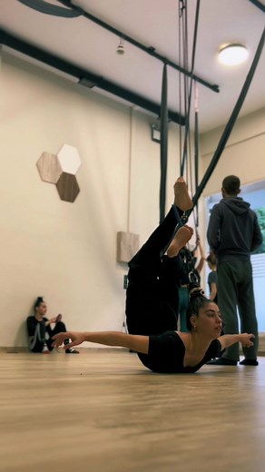 Hair hanging workshop day 2 #hairhanging #hairhang #hairhanger #hairhangartist #hairhangingartist #aerialist #aerial #aerialistsoftiktok #fypシ #fyp #foryou #fypage #circuslife #circusartist #aerialistsofig