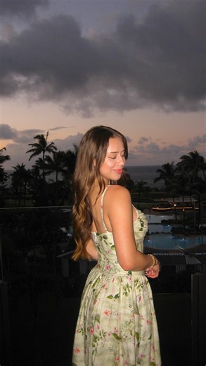 Fernanda Ramirez on Instagram: "the skincare routine i’ve been using all vacation long 🛁🫧🌴🌺 @oneskin.co @modelistemagazine @ritzcarltonkapalua #OneSkin #ModeAroundTheGlobe #ritzcarltonkapalua"