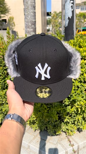 有眼光選貨店 | NEW ERA 59FIFTY FLIP DOWN 護耳帽/狗耳帽 紐約洋基 黑色 THE CAP 限定販售款 此款為經典全封帽59FIFTY變化款，改成秋冬才會出現的護耳帽，全封的樣式加上毛茸茸的耳朵，看起來超奢華🤑。... | Instagram