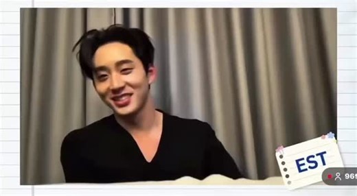 William&Est |🇹🇷🇹🇭 on Instagram: "Est, LYKN üyesi Hongshi’nin doğum günü kutlamasına özel bir videolu mesaj gönderdi🎂💌 🐬: Doğum günün kutlu olsun, küçük kardeşim Hongshihoshi. Umarım bu yıl senin için iyi geçer; yapmak istediğin şeyleri yapabilir, daha fazla insan tarafından her anlamda sevilir ve desteklenirsin. Umarım böyle büyümeye ve parlamaya devam edersin. Ve dürüst olmak gerekirse, son zamanlarda iş dışında çok vakit geçirmemize gerçekten çok seviniyorum. Bu bizi birbirimize daha da