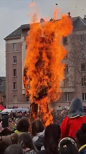 L'IMPRESSIONNANT EMBRASEMENT DE MONSIEUR CARNAVAL... à Chambéry (Savoie-France). Un très grand merci à Amandine et Alain louage pour cette vidéo. L'ensemble du reportage sur le carnaval à retrouver dans le 19 heures de Yohan Guillermin ce 12 mars 2025 ! Carnaval De Chambery Chambéry, Rhone-Alpes, France Grand Chambéry J'adore Chambéry | La Place du Village