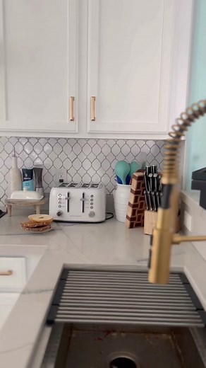 This retro Smeg toaster lookalike won't break the bank! 🤑 Amazon has this beautiful Redmond 4-slice toaster on sale for just $59.99 shipped (regularly $79.99) - available in 4 colors! Our team member Lina has owned it for about 6 months now and LOVE this small kitchen appliance. 😍 @amazon #toaster #retrotoaster #amazon #amazondeals #amazonfinds #hip2save