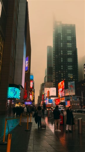Romanticizing rainy days in New York, right in Times Square, where the rain turns chaos into cinema. Wet streets, glowing billboards, reflections everywhere, umbrellas crossing under neon lights, yellow cabs cutting through the rain. Times Square in the rain feels louder and quieter at the same time, a cinematic New York moment where Midtown slows down and the city breathes between lights and footsteps. ShotOnIphone 17pro max 4k 30fps #timessquare #newyorkcity #nyc #rainyday #rainynyc | Marina.n