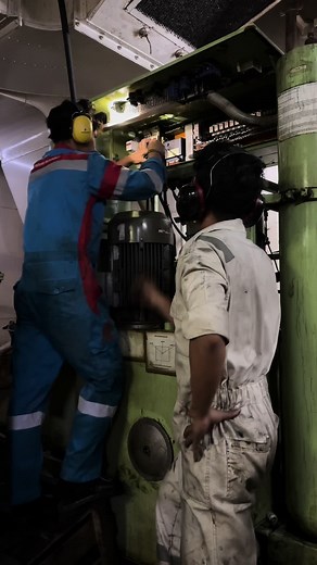 Broken electrical contactor.(contactor sebagai penyambung dan pemutus arus listrik bolak-balik)