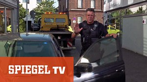 Die Brüder Pahlke sind Abschlepp-Profis. Wenn in Köln ein Auto an den Haken muss, sind die Schrottplatz-Betreiber Ansprechpartner Nummer 1. Diesmal braucht Fahrrad-Cop Mertens ihre Hilfe, denn er startet einen neuen Feldzug gegen illegal getunte Fahrzeuge und klapprige Rostlauben. (1/5) | DER SPIEGEL