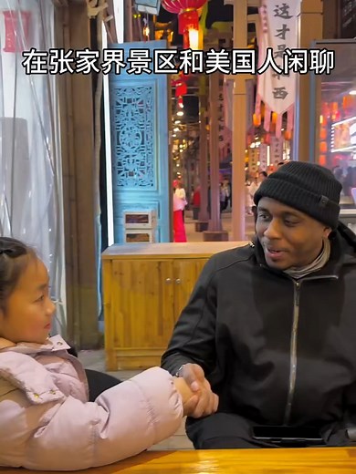8-year-old Angel chats casually with an American visitor at the Zhangjiajie Scenic Area. Together, they talked about Chinese culture and Chinese history—it was a wonderful conversation. After arriving in Zhangjiajie, he met Angel at the Zhangjiajie 72 Qilou! They chatted happily and experienced the warmth and hospitality of the people of Zhangjiajie together. #SpokenEnglish #English #EnglishTutor #EnglishLearning