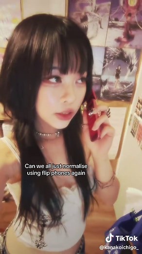 The Nostalgia of Flip Phones in the Y2K Era