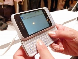 タッチパネルとQWERTYキーの併せ技で楽々入力、NTTドコモ「Optimus chat L-04C」ムービーレビュー