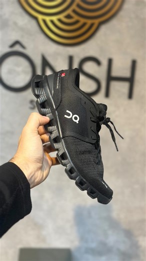 ÔNSH STORE | SNEAKERS on Instagram: "On Running Cloud X4 All Black O clássico do desempenho agora em uma versão ainda mais versátil. ✨ Cloud X4 All Black – leveza, responsividade e estilo monocromático para quem não abre mão da performance dentro e fora do treino. ✔️ Tecnologia de amortecimento CloudTec® ✔️ Cabedal respirável e ultraleve ✔️ Design all black minimalista Treine. Corra. Viva. Sempre com máxima performance. 🖤 #OnRunning #CloudX4 #AllBlack #Performance #Sneakers"