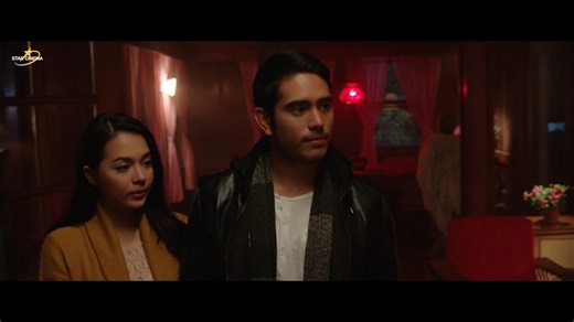 My boyfriend is a freaking ghost! | Healing Hearts: 'Halik sa Hangin' | #MovieClip Gio (Gerald Anderson) brings Mia (Julia Montes) to meet his family, and she realizes they are all dead. Upon waking up, her family and friends intervene and inform her that Gio does not exist. #HalikSaHangin #JuliaMontes #GeraldAnderson #romance #thriller | ABS-CBN Film Productions Inc. (Star Cinema)