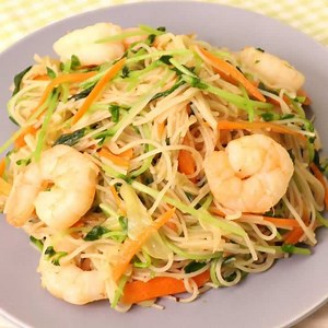 おかずにも主食にも！ 豆苗とえびのビーフン炒めのレシピ動画・作り方 | デリッシュキッチン