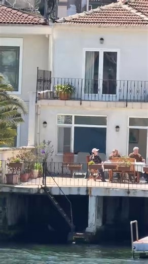 Yalıda yaşayanları görüntüleyen bir kadın:“Ya siz kimsiniz ya? Abi bu evlerde yaşayan kim? Beni evlatlık alın. Yani bu nasıl bir yaşam? Bu nasıl bir manzara?”