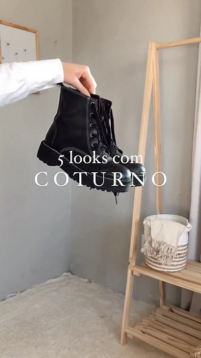 Vanessa Bernardes | consultora de estilo | Qual look vcs + gostaram: 1, 2, 3, 4 ou 5, Linas? 🖤 Coturno é uma bota + dramática, então quase sempre ele é a estrela do look. Gosto de... | Instagram