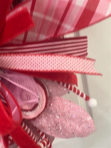 Sneak peek alert! 👀 The full wreath making tutorial, and thousands more, are inside Design School. Comment design school and we’ll DM you the details. | DecoExchange