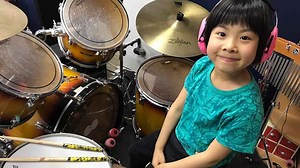 Su talento a la batería con 8 años deja alucinado al cantante de Led Zeppelin