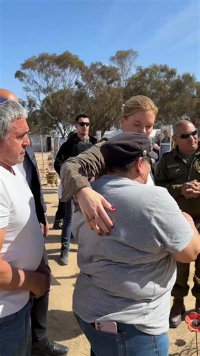 Rückblick: Besuch des Gedenkortes für die beim #Nova-Musikfestival ermordeten Menschen - sie wurden Opfer der Hamas-Terroristen. Ein Ort der Trauer für Eltern, Angehörige und Freunde. | Julia Klöckner